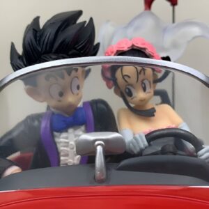 Figurine Dragon Ball Goku & Chichi en voiture, coloris Vert ou Rouge